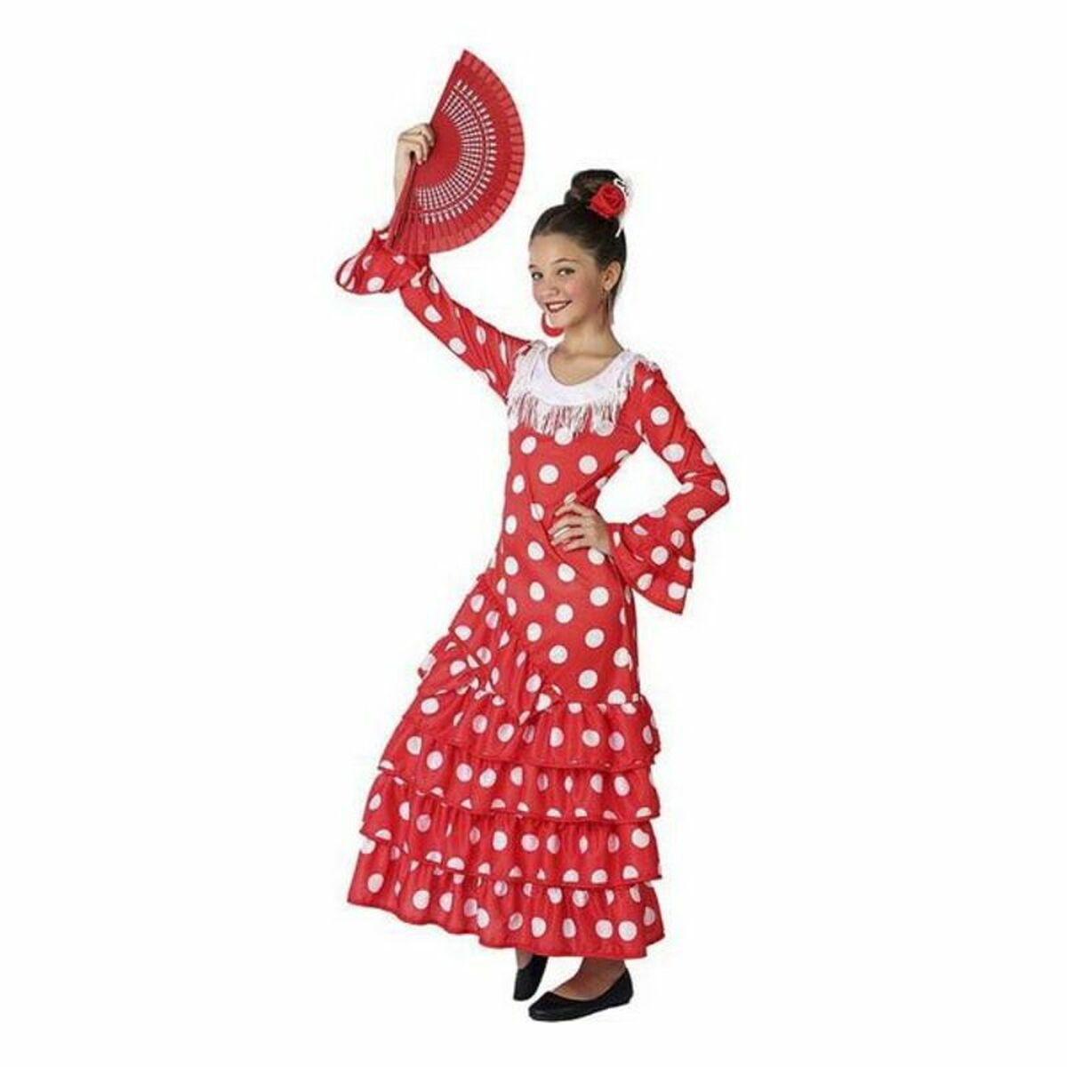 Ett glatt barn i en lång röd flamencoklänning med vita prickar, som håller upp en röd solfjäder.