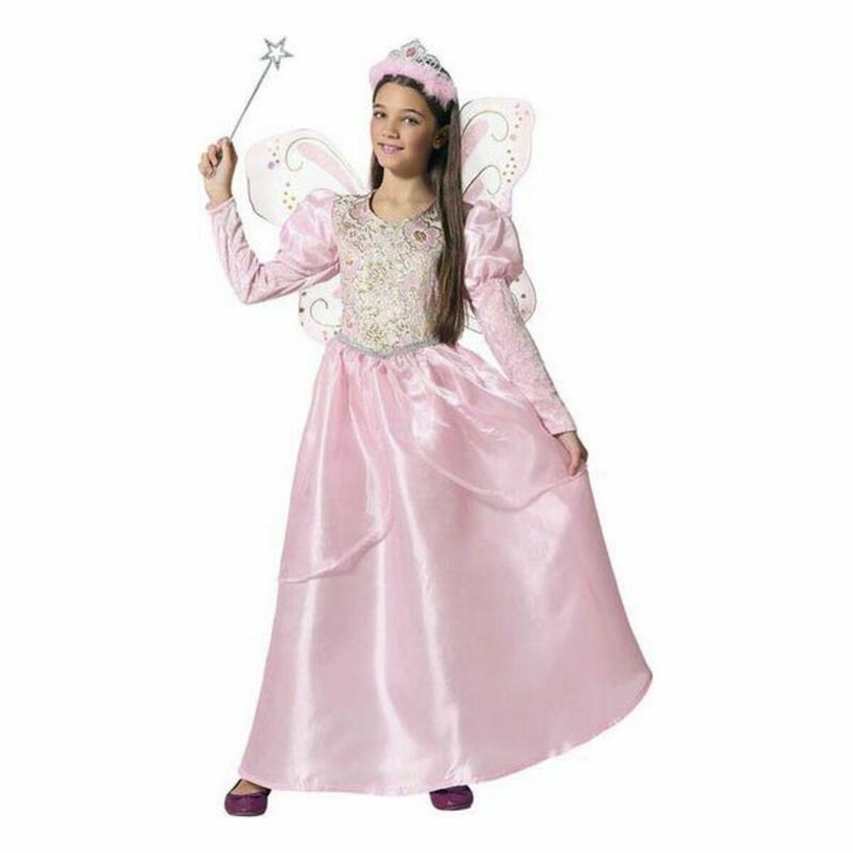 En ung flicka ler iklädd en långärmad rosa fe-dräkt med ett dekorerat livstycke, rosa tyllvingar och ett matchande diadem, hon håller upp en silverfärgad trollstav med stjärna på toppen.