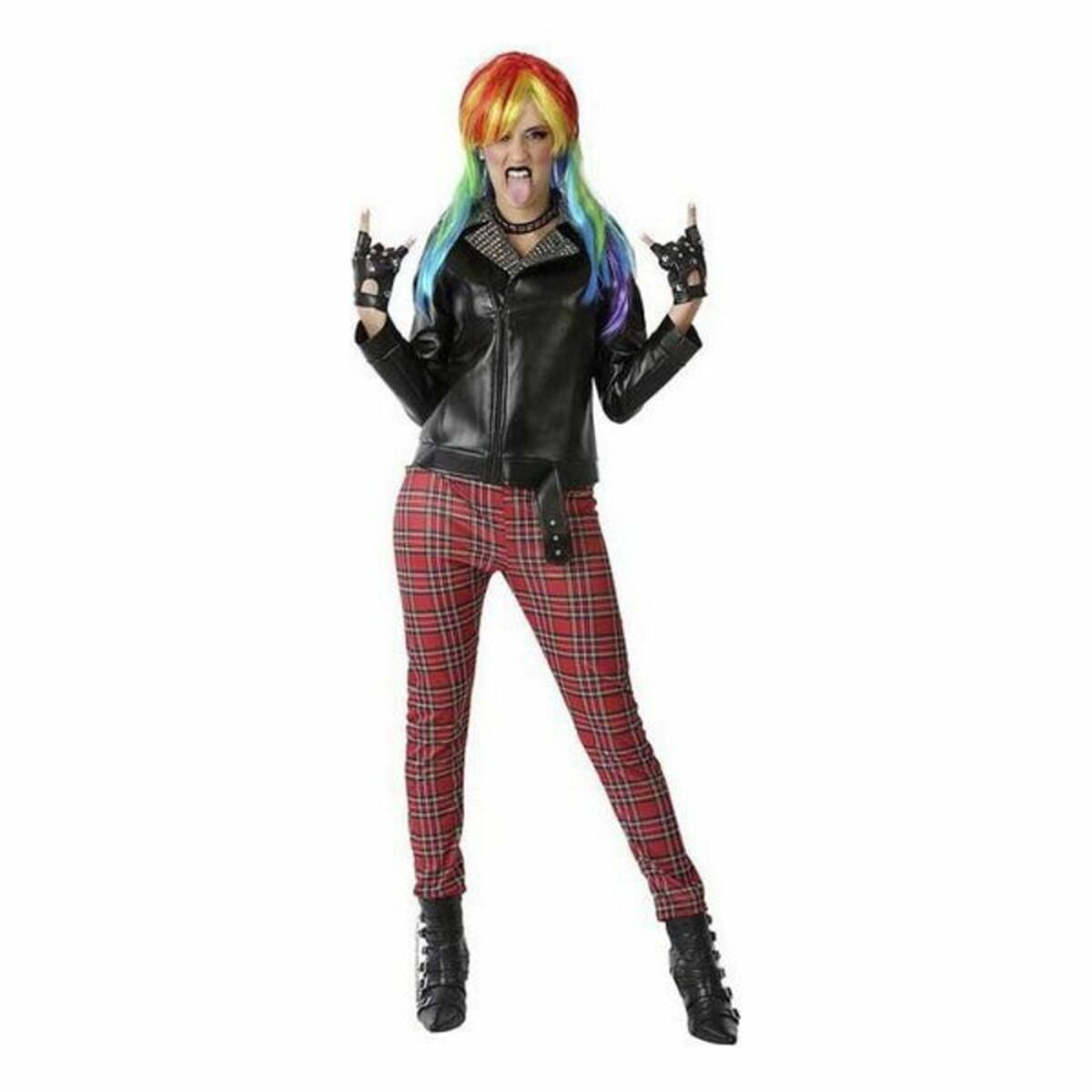 En kvinna i en punky maskeraddräkt med röd-svarta plädrade byxor, svart läderjacka och en regnbågsfärgad peruk, som gör 'rock on'-tecknet.