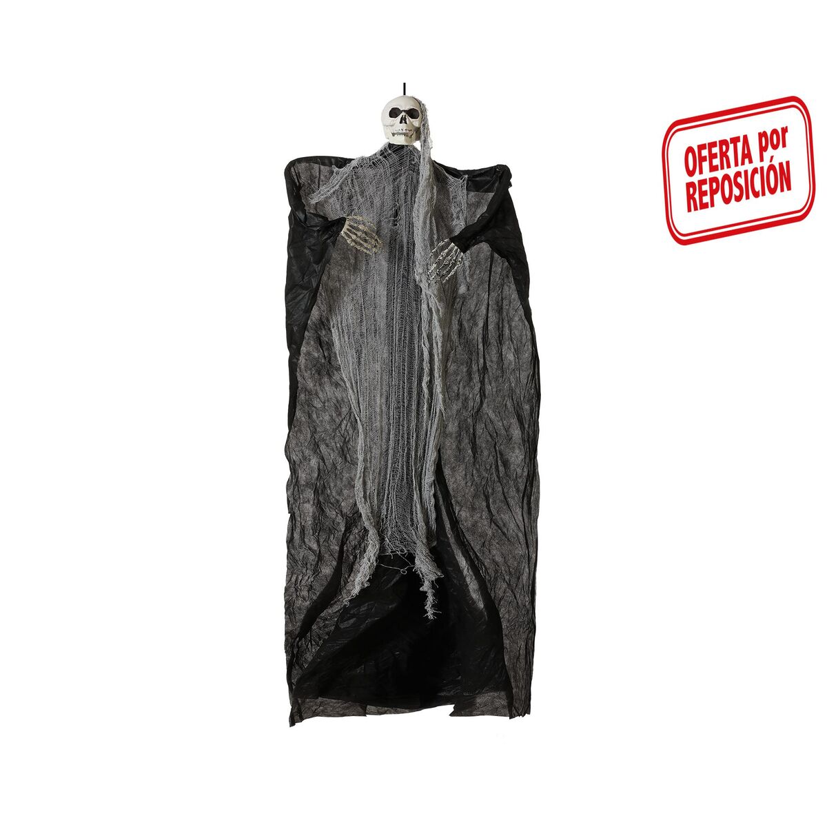 En hög, hängande Halloween-dekoration föreställande ett skelett med vita händer och huvud, draperat i svarta och gråa, trasiga tyger.