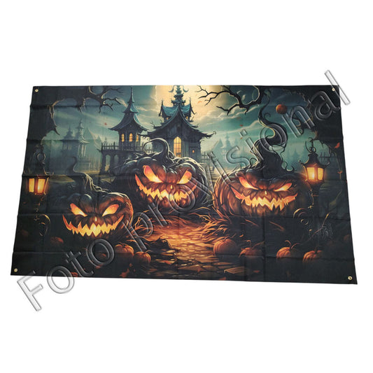 En stor, mörk halloweenbanner som visar tre glödande, utskurna pumpor framför ett kusligt slott i skymningen.