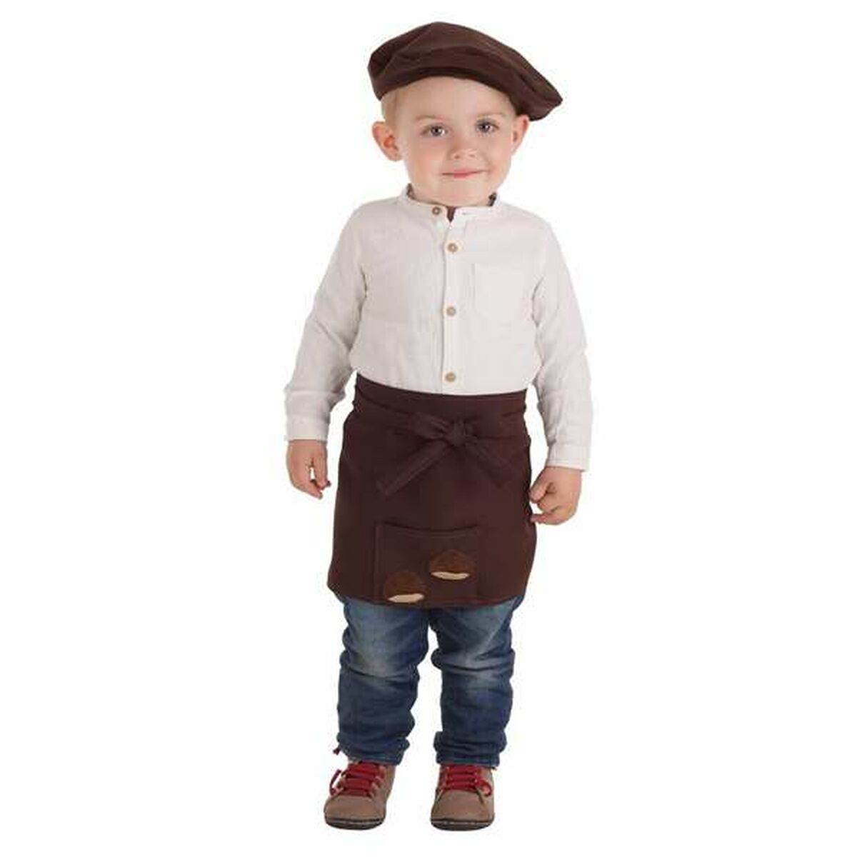 En liten bebis poserar glatt i en Castañero-maskeraddräkt som består av en mörkbrun keps, vit skjorta och ett brunt förkläde med kastanjemotiv.