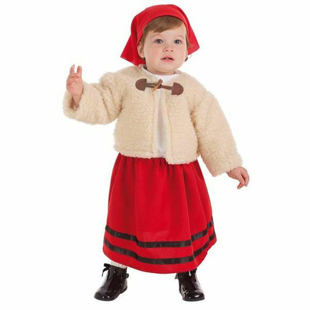 Ett litet barn klädd i en tre-delad kvinnlig herdedräkt bestående av en krämvit fårpäls-liknande kappa, en röd kjol med svarta band, och en röd huvudduk.