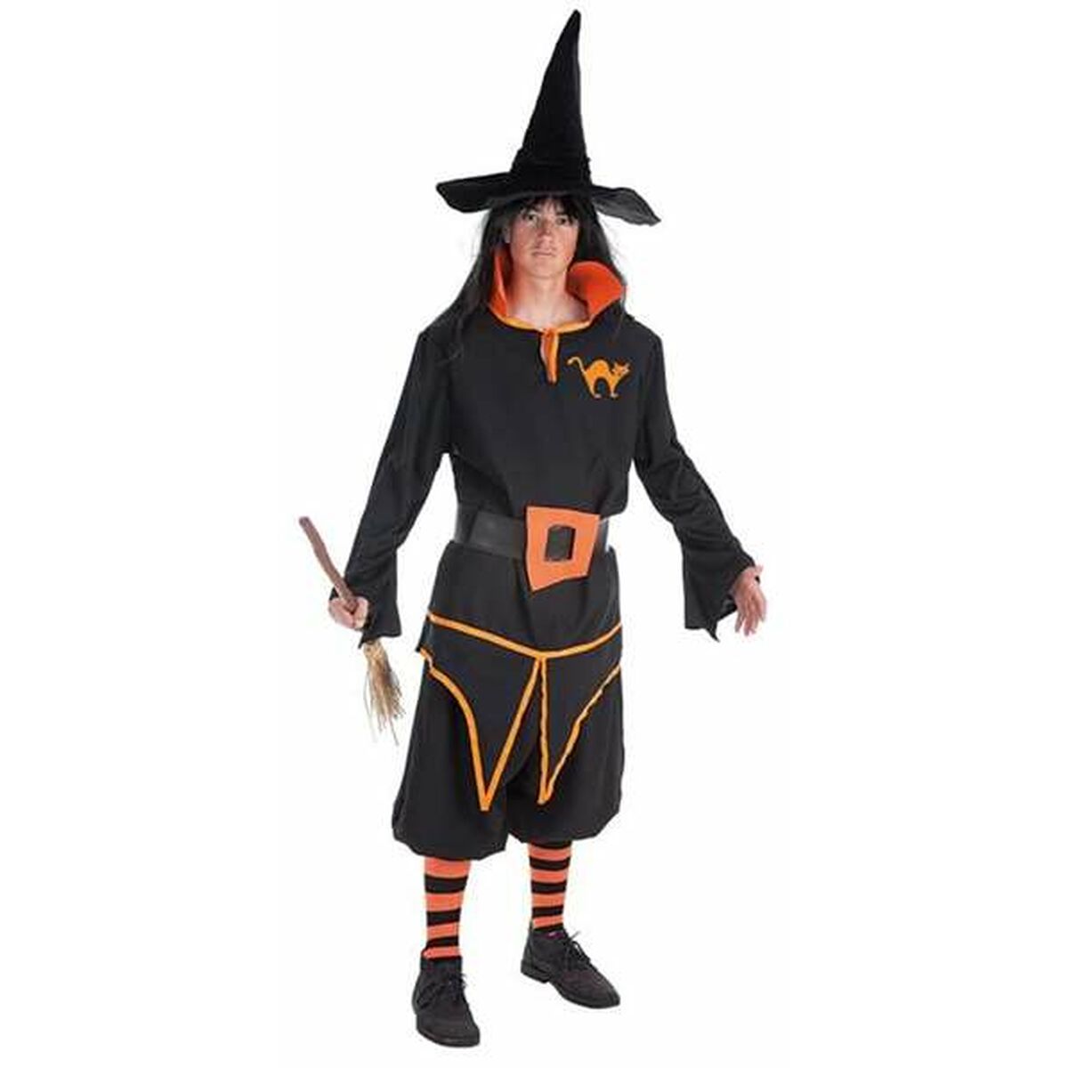 En person iklädd en komplett svart och orange maskeraddräkt föreställande en magiker eller häx-figur, komplett med hög hatt och randiga strumpor.