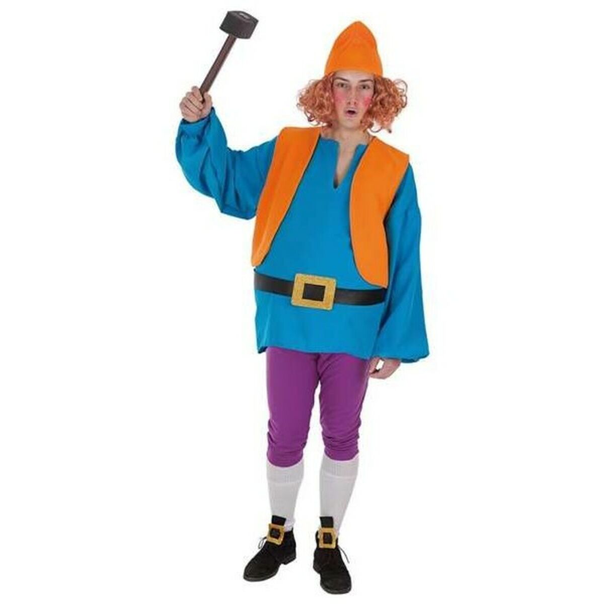 En person klädd i en färgstark maskeradkostym bestående av blå tröja, orange väst, lila byxor, orange mössa, och håller en träklubba i handen.