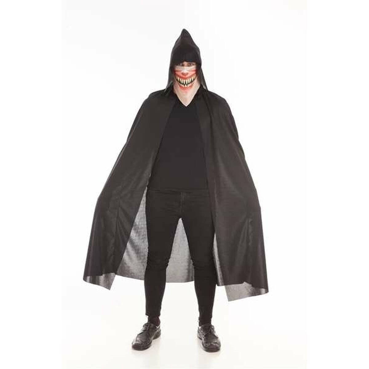 En person iklädd en svart, lång mantel med huva och en intensiv, leende ansiktsmask, stående mot en vit bakgrund.