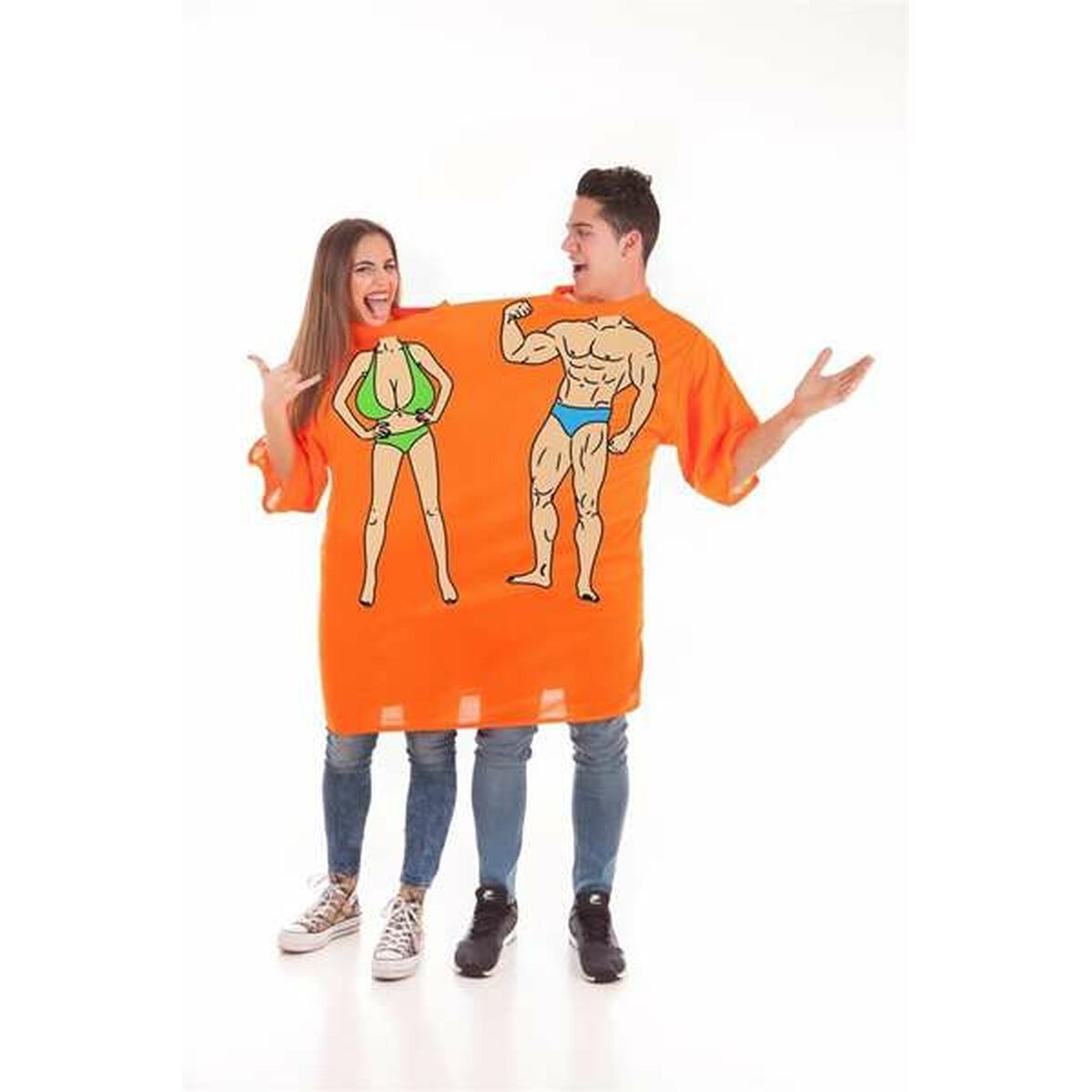 Två personer, en kvinna och en man, delar på en stor orange t-shirt med tryck av en muskulös man i blåa badbyxor och en kvinna i grön bikini.