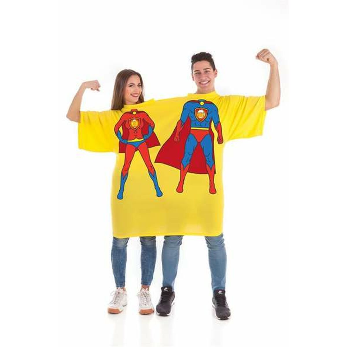 Två personer, en man och en kvinna, bär en stor gul, oversize T-shirt som fungerar som en dubbeldräkt med tryck av en kvinnlig och en manlig superhjälte.