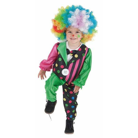 En glad bebis iförd en färgglad clownmaskeraddräkt med en stor regnbågsparyk.