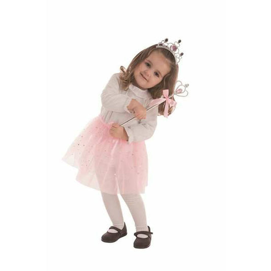 Ett litet barn poserar i en rosa tyllkjol, en tiara och håller i en trollstav, iklädd en dräkt som symboliserar en snöprinsessa.