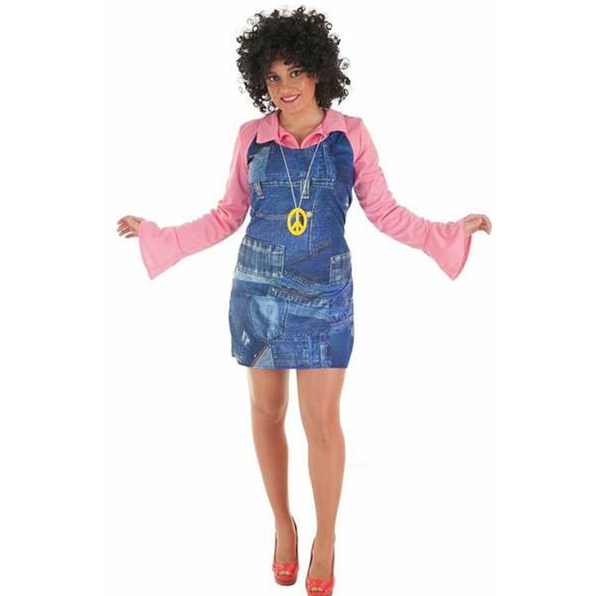 Kvinna klädd i en 70-talsinspirerad maskeraddräkt bestående av en rosa långärmad topp med utsvängda ärmar och en kort blå denim-liknande klänning över, kompletterad med en peruk och ett halsband med ett gult fredstecken.
