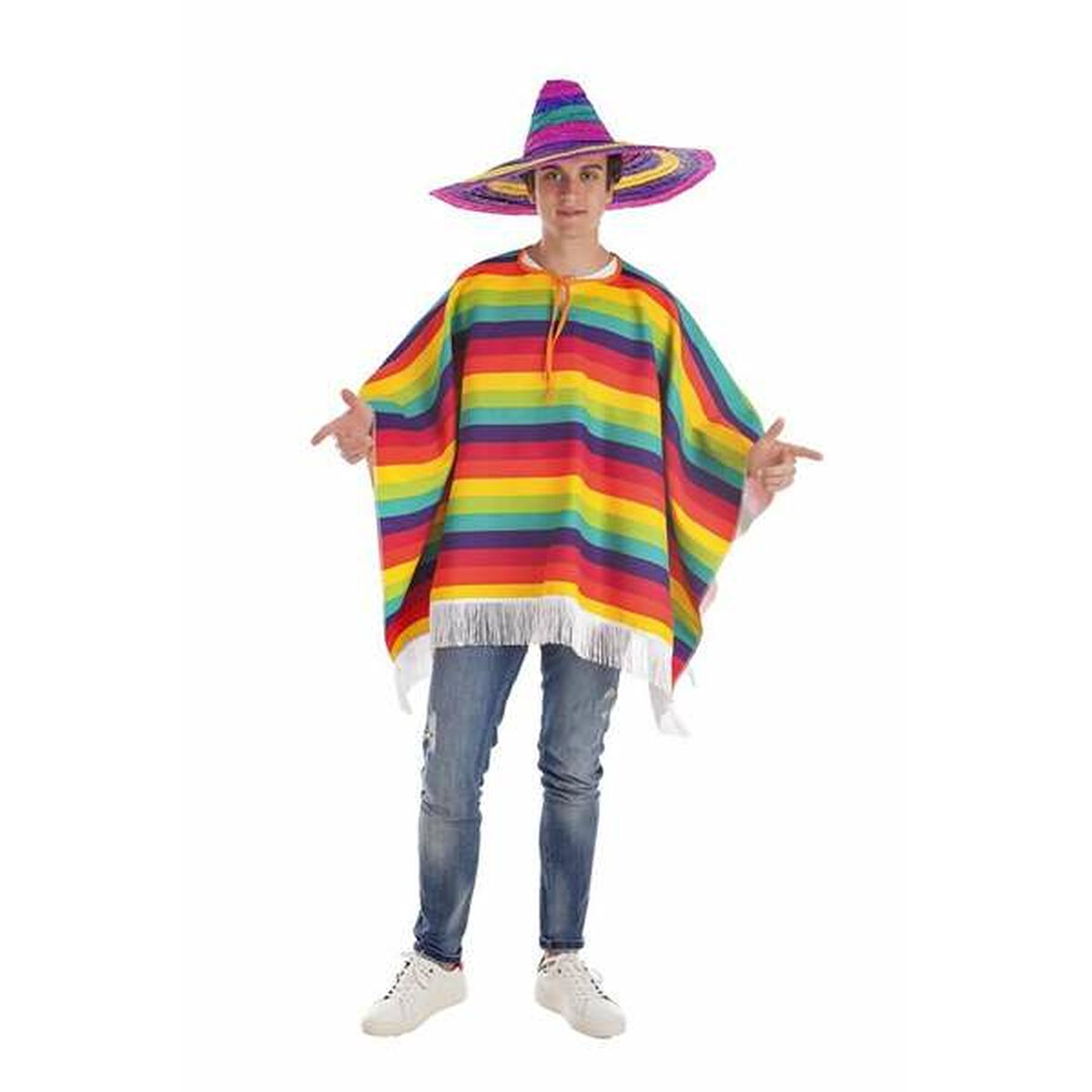 En man poserar i en vuxen maskeraddräkt bestående av en stor, färgglad regnbågsrandig poncho med vita fransar nertill, och matchande färgglad stråhatt.