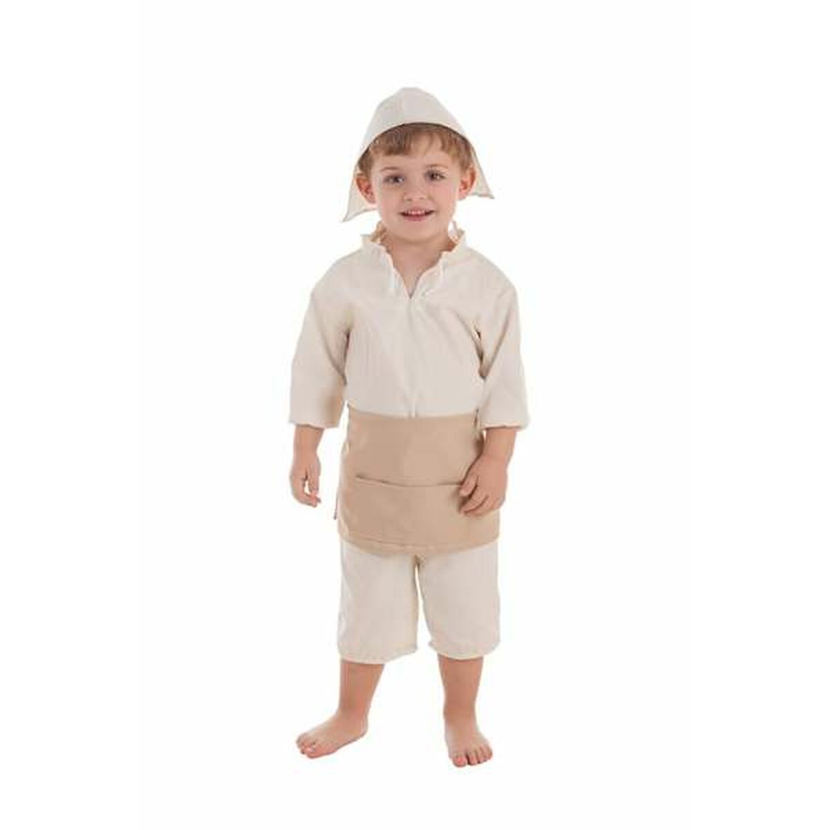 Ett litet barn leende i en vit och beige Molinero-maskeraddräkt bestående av hatt, skjorta, förkläde och korta byxor.