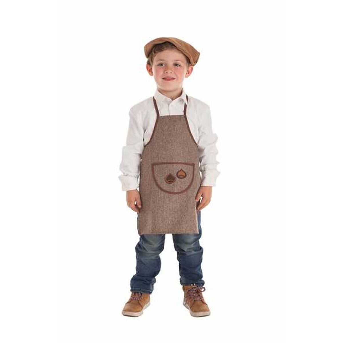 En glad pojke i åldern 11-13 år bär ett brunt, texturerat förkläde med kastanjedetaljer på fickan, över en vit skjorta och jeans, komplett med en brun keps.