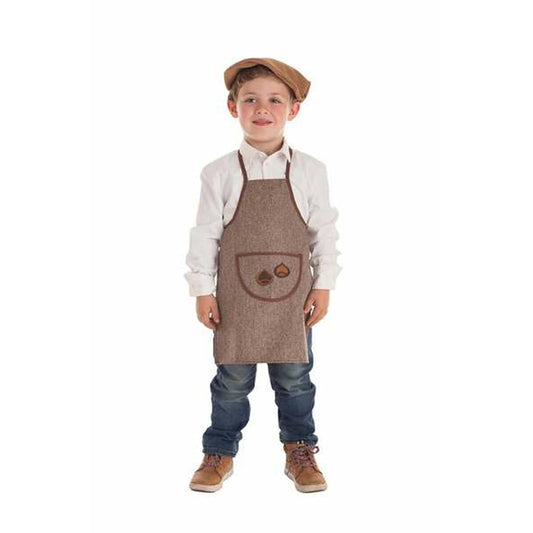 En glad pojke i åldern 11-13 år bär ett brunt, texturerat förkläde med kastanjedetaljer på fickan, över en vit skjorta och jeans, komplett med en brun keps.