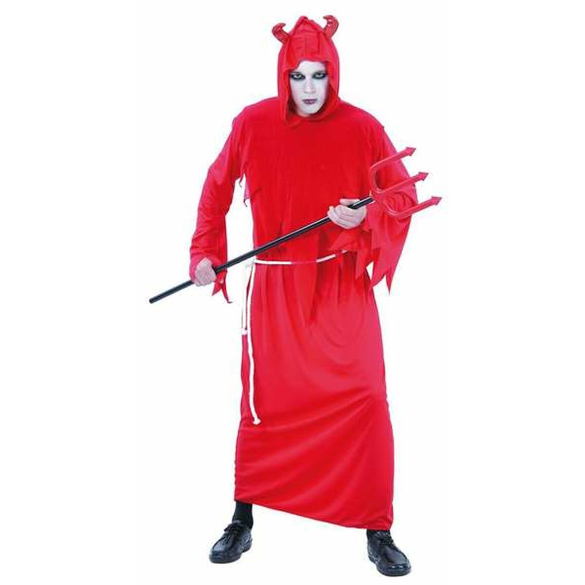 En vuxen person klädd i en lång, röd demonmaskeraddräkt med huva och horn, som håller en röd trefork.
