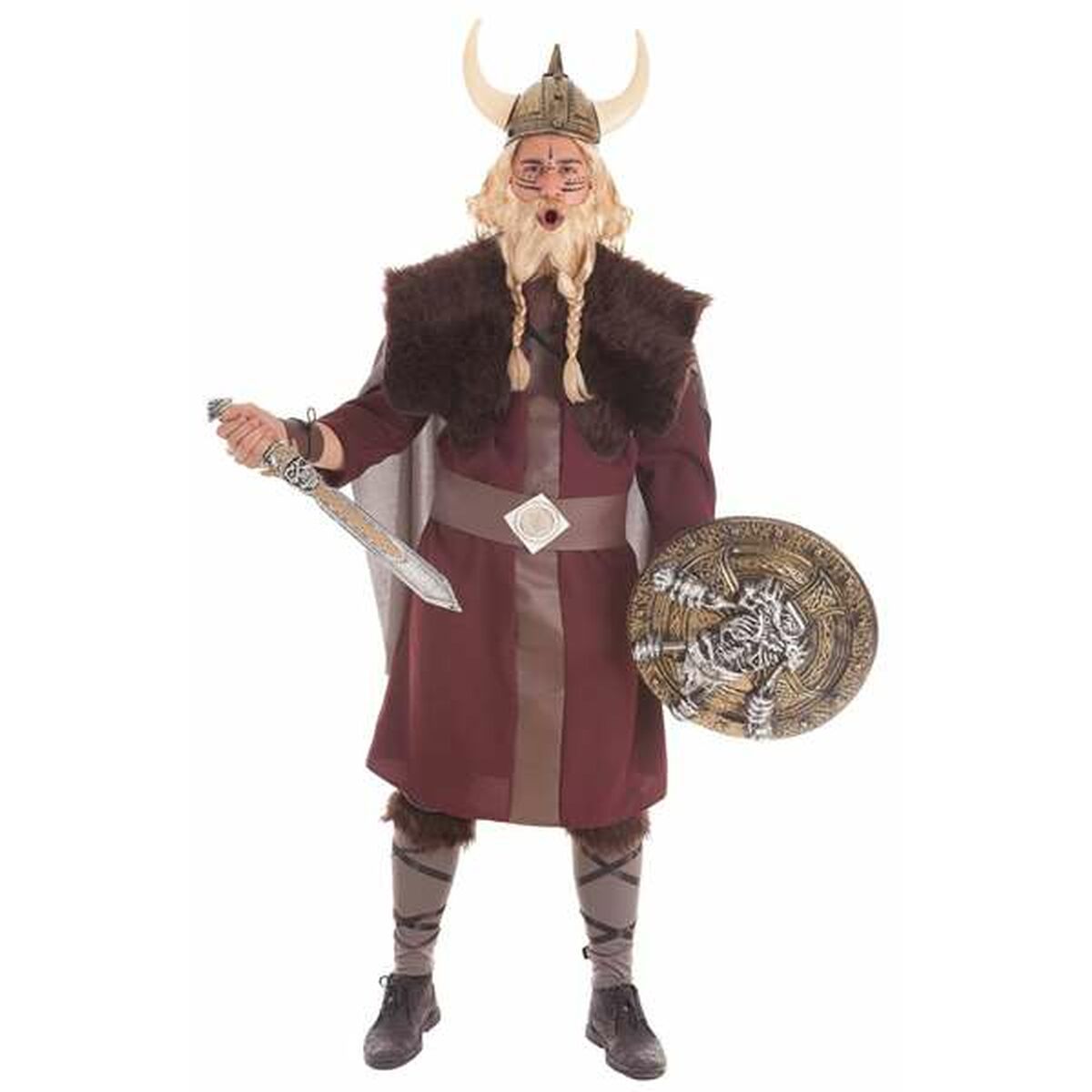 En vuxen person klädd i en komplett vikingadräkt med hornprydd hjälm, rödbrun tunika, pälsdetaljer, håller ett svärd och en utsmyckad sköld.