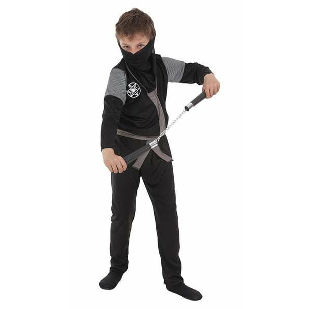 Ett barn i en svart och grå ninja maskeraddräkt som täcker ansiktet och håller i ett par nunchakus.