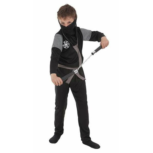 Ett barn i en svart och grå ninja maskeraddräkt som täcker ansiktet och håller i ett par nunchakus.