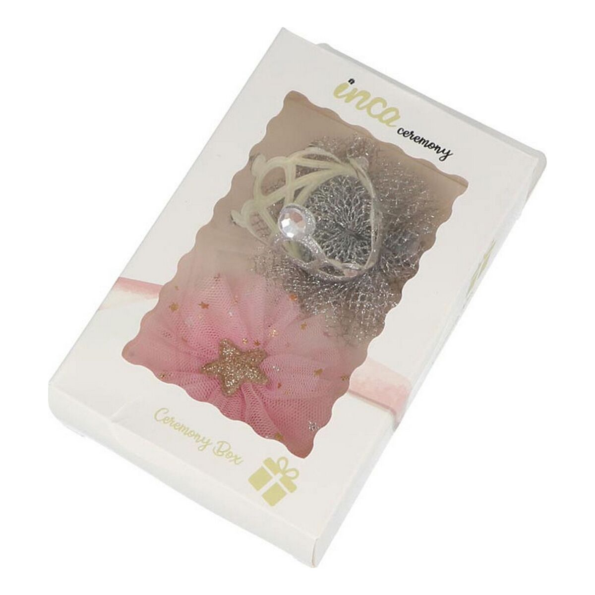En vit presentförpackning märkt "inca ceremony" som innehåller en rosa tyllblommig huvudbonad med guldig stjärna och en silverfärgad prinsesskrona med en stor strasssten.