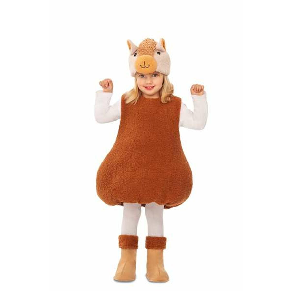 Ett litet barn som bär en brun alpacka-dräkt med en matchande hatt, som ler mot kameran med knutna nävar.