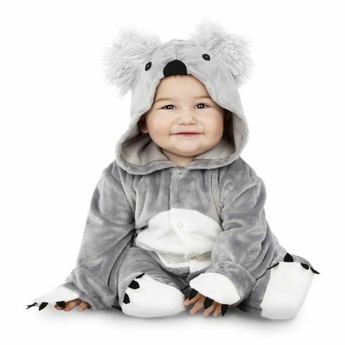 En lycklig bebis klädd i en mjuk, grå koala-maskeraddräkt med stora fluffiga öron och en vit mage.