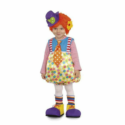 En liten bebis i en glad clowndräkt med gul bas, färgglada prickar, orange slips och orange peruk.