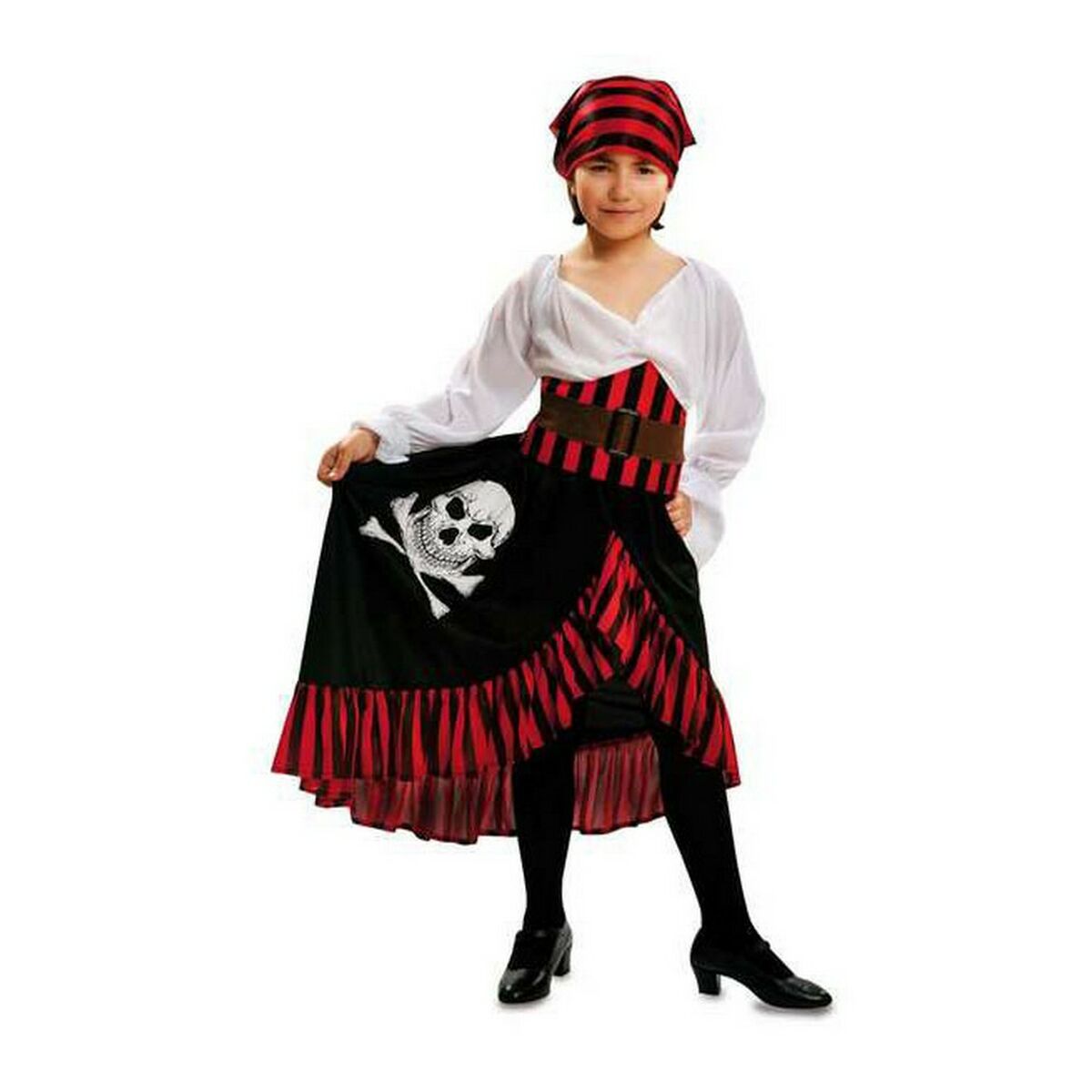 Ett barn poserar i en piratdräkt som består av en vit blus, en svart kjol med röd dekor och dödskalleflagga, ett brunt bälte och en röd-svart randig bandana.
