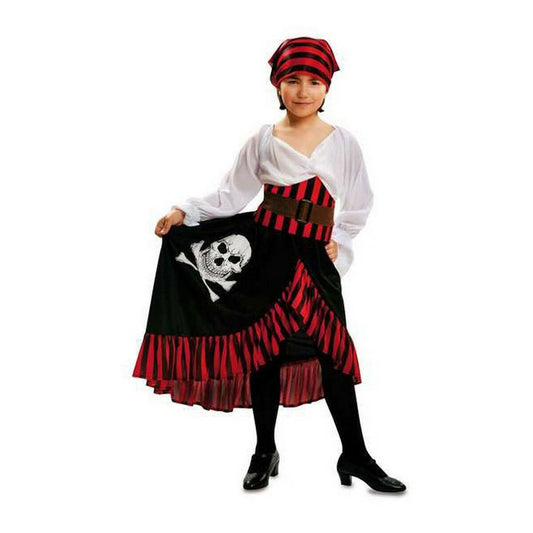 Ett barn poserar i en piratdräkt som består av en vit blus, en svart kjol med röd dekor och dödskalleflagga, ett brunt bälte och en röd-svart randig bandana.