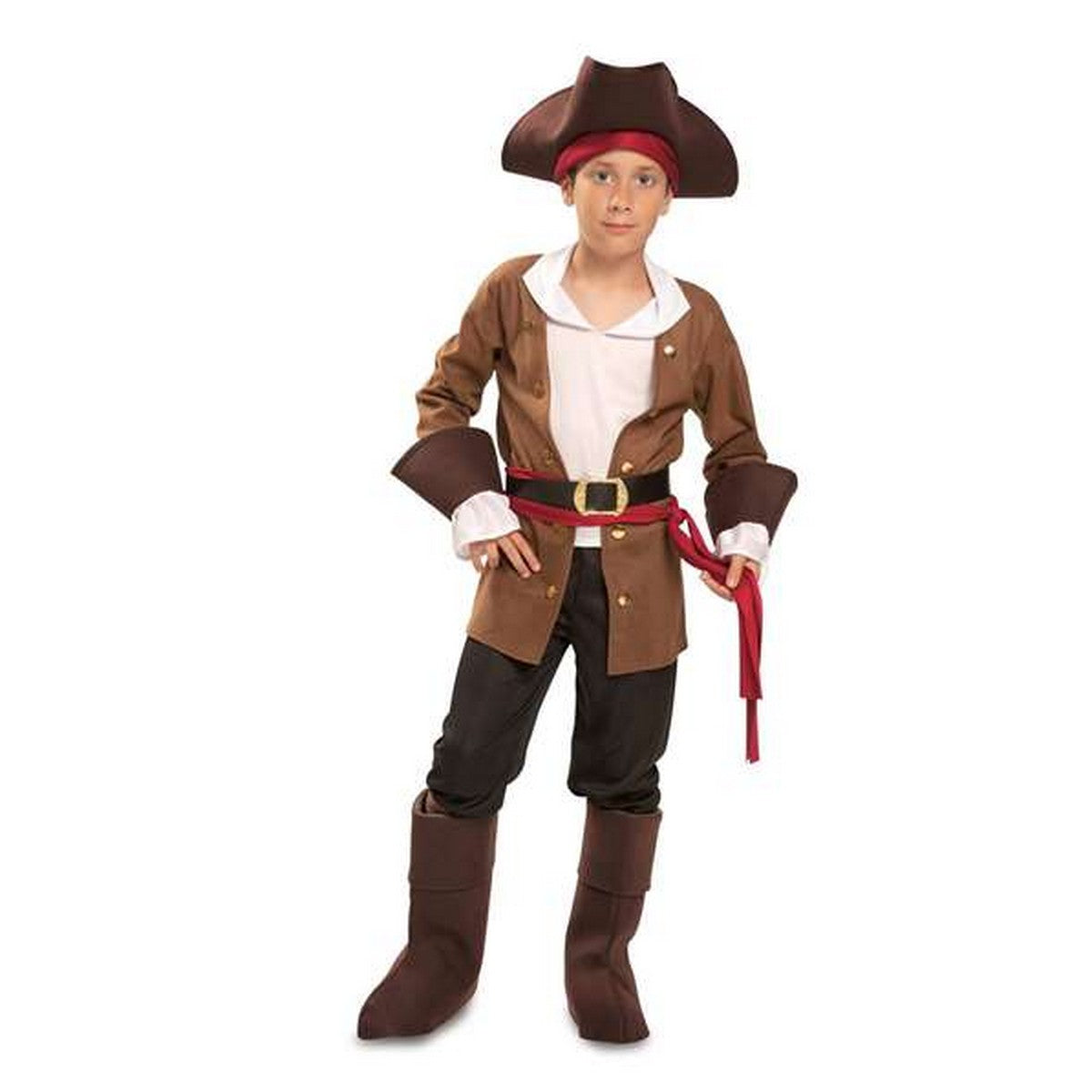 En ung pojke i en komplett piratdräkt, inklusive brun jacka, vit skjorta, svarta byxor, ett rött midjeband och en brun trekanthatt.