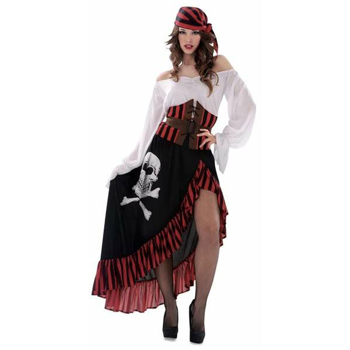 En kvinna i en piratdräkt med en vit blus, svart och röd randig kjol med dödskalle och korslagda ben, och en röd och svart randig bandana.