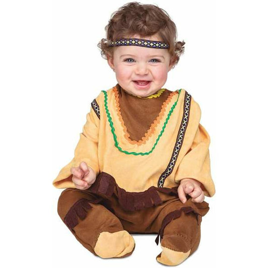 Ett leende, lockigt spädbarn sitter klädd i en brun och ljusgul maskeraddräkt i indianstil med pannband.
