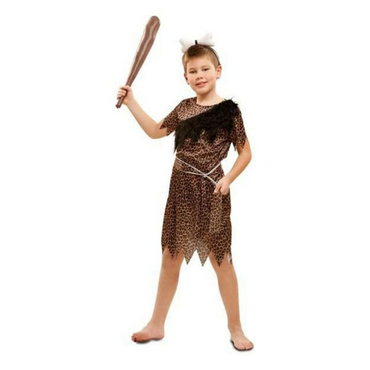 En ung pojke i en komplett grottinvånardräkt med leopardmönster, axeldekoration i svart fjäder/päls, ett tunt rep som bälte, och ett vitt ben på ett pannband, som håller i en brun klubba.