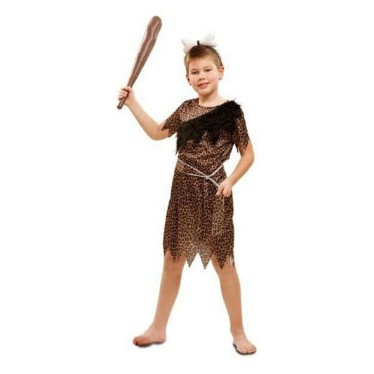 En ung pojke i en komplett grottinvånardräkt med leopardmönster, axeldekoration i svart fjäder/päls, ett tunt rep som bälte, och ett vitt ben på ett pannband, som håller i en brun klubba.