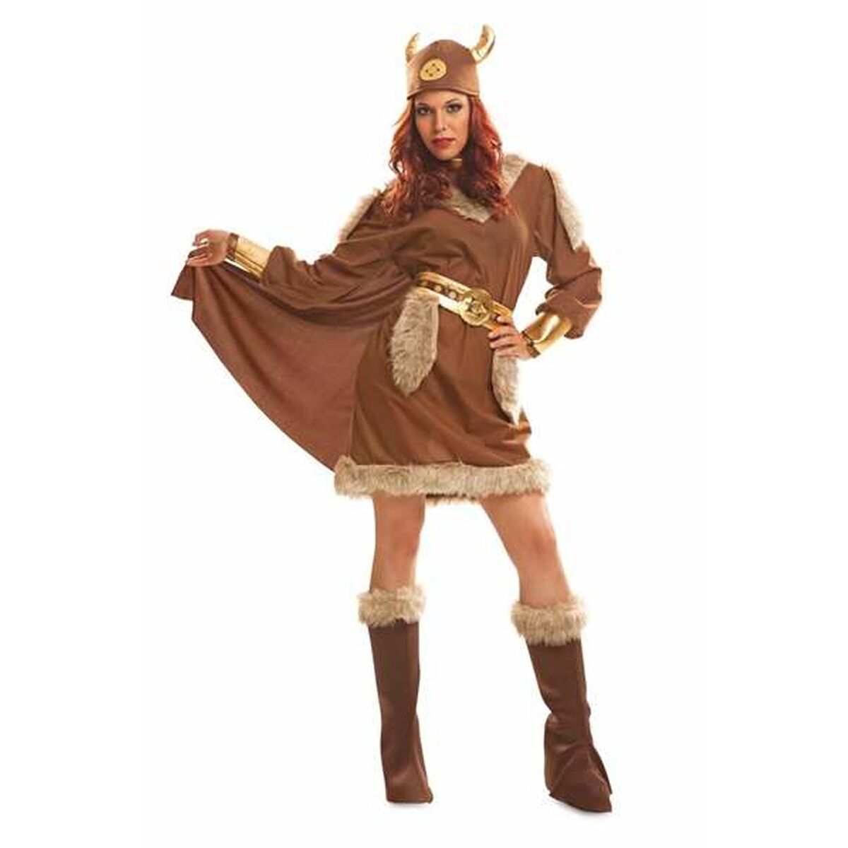 En kvinna i en vikingakvinnadräkt med en brun klänning, hjälm med horn, bälte och stövelskydd.