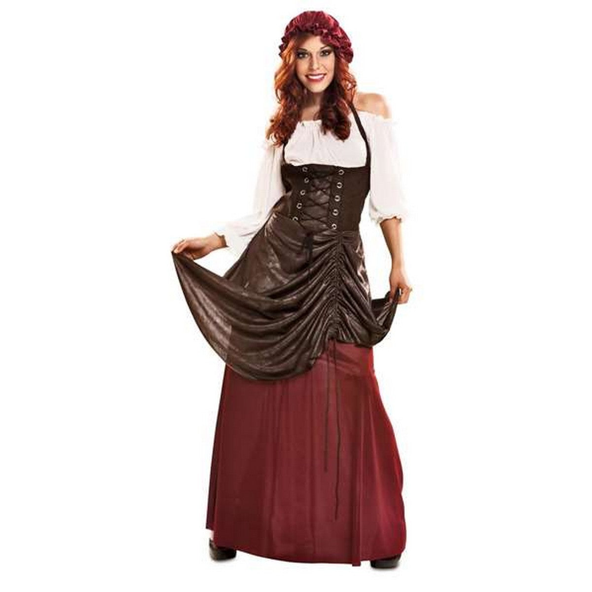 En kvinna ler och poserar i en historisk maskeraddräkt som består av en vit off-shoulder blus, en mörkbrun snörad korsett-överdel, en rödaktig lång kjol och en röd mössa.