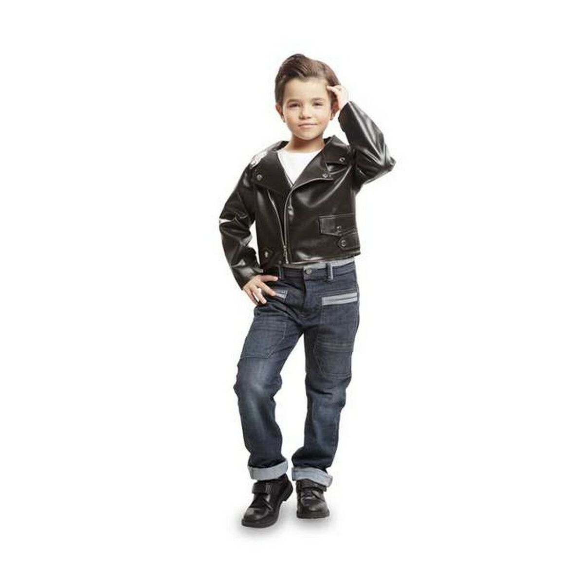 Ett barn i en cool T-Birds-maskeraddräkt, bestående av en svart läderliknande jacka och jeans, poserar med ena handen i höften och den andra handen bakom huvudet.