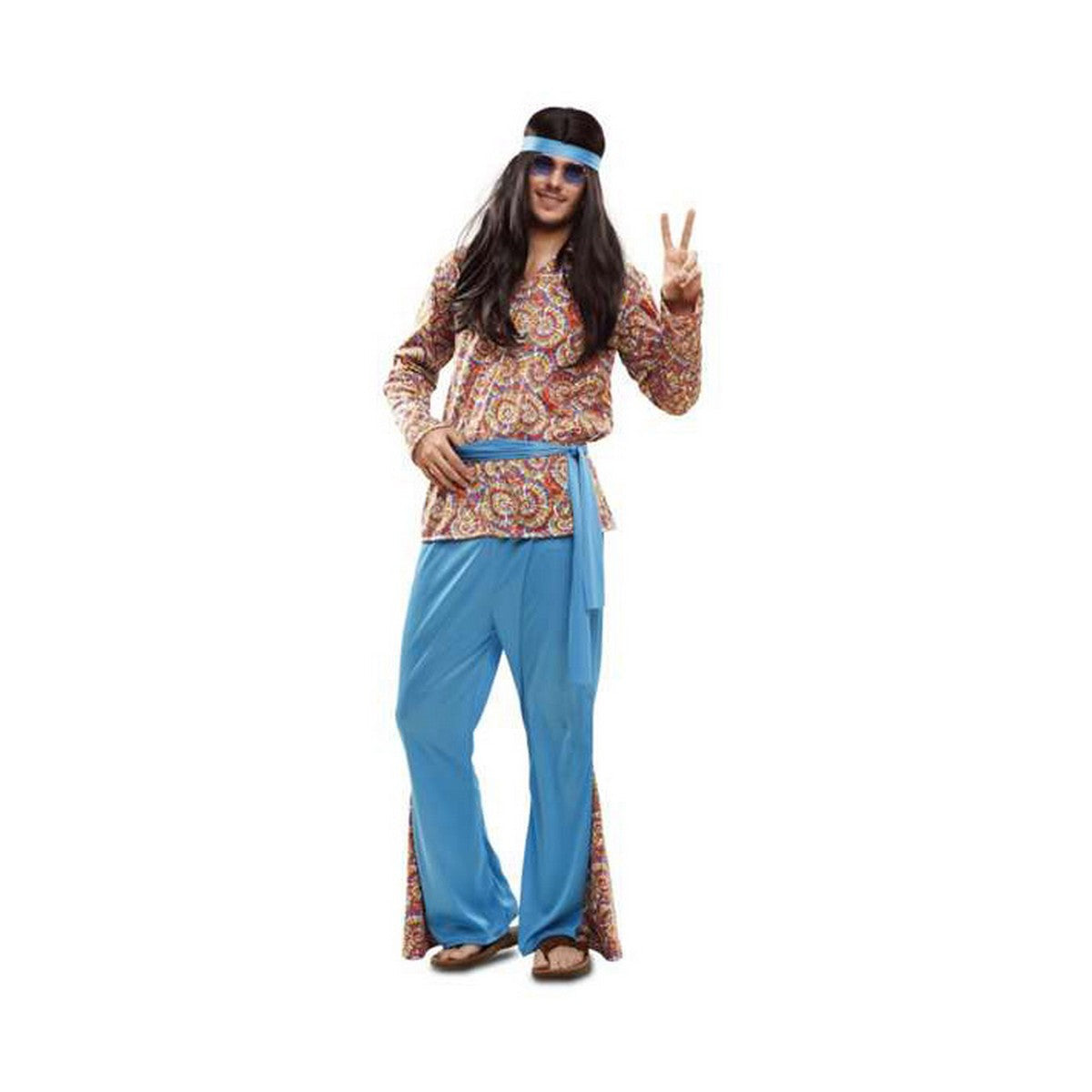 En man klädd i en psykedelisk, färgglad hippie-överdel och vida ljusblå byxor med mönster vid fållen, kompletterat med ett blått pannband och solglasögon, gör fredstecknet.