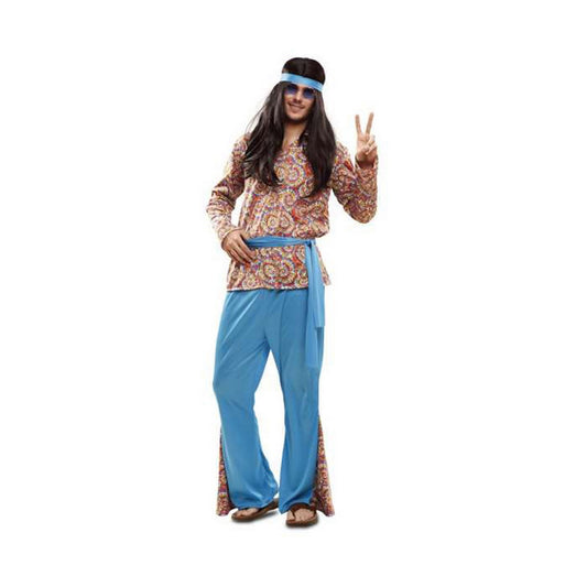 En man klädd i en psykedelisk, färgglad hippie-överdel och vida ljusblå byxor med mönster vid fållen, kompletterat med ett blått pannband och solglasögon, gör fredstecknet.