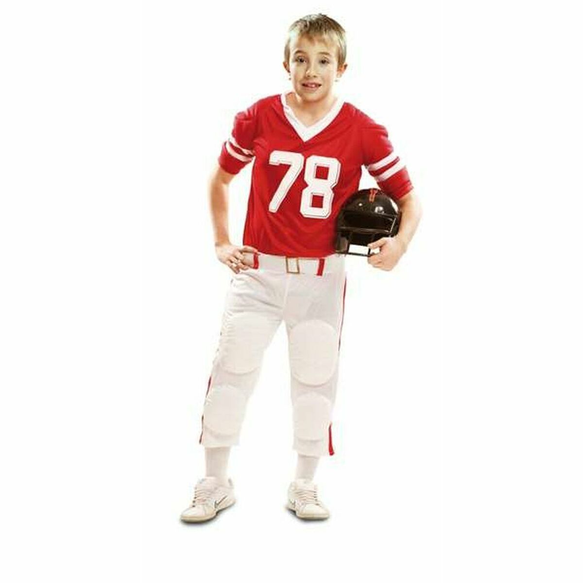 Ett barn klädd i en röd rugbyspelartröja med nummer 78, vita byxor med skydd och en svart hjälm i handen.