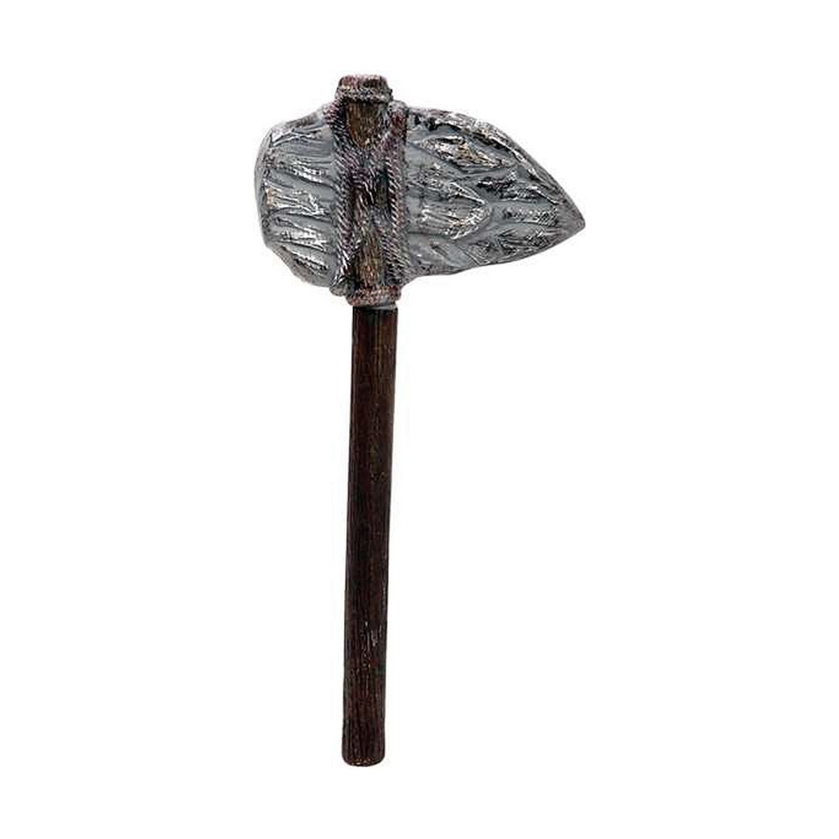 En leksaksstridsyxa med ett yxhuvud som ser ut som grov, grå sten och ett mörkt träfärgat handtag, 53 cm lång.
