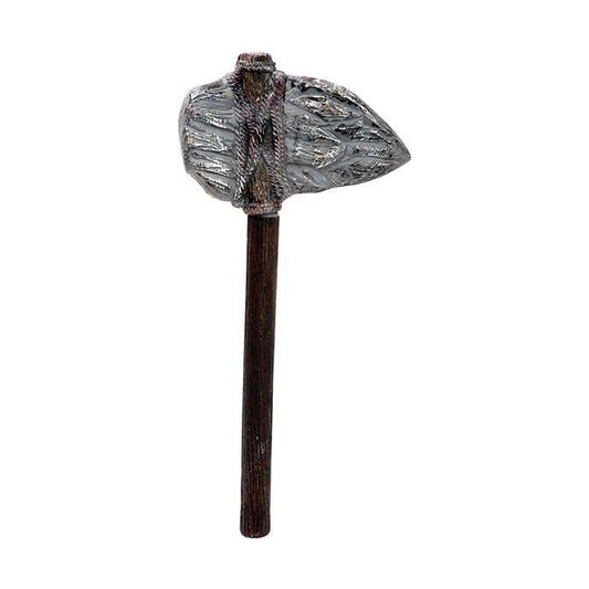 En leksaksstridsyxa med ett yxhuvud som ser ut som grov, grå sten och ett mörkt träfärgat handtag, 53 cm lång.