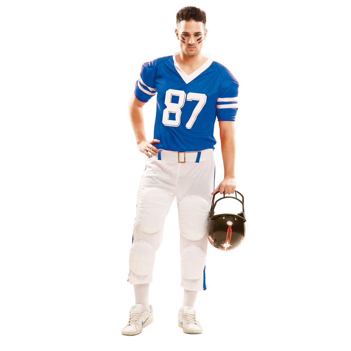 En man i en blå rugbytröja med nummer 87 och vadderade vita byxor håller en svart amerikansk fotbollshjälm i handen.