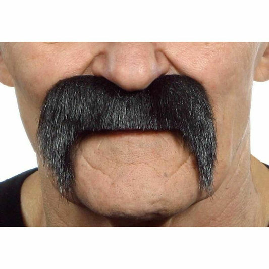 Närbild på en mans ansikte som bär en stor, tjock, svart mustasch med raka kanter som täcker överläppen och går ner längs sidorna av munnen.