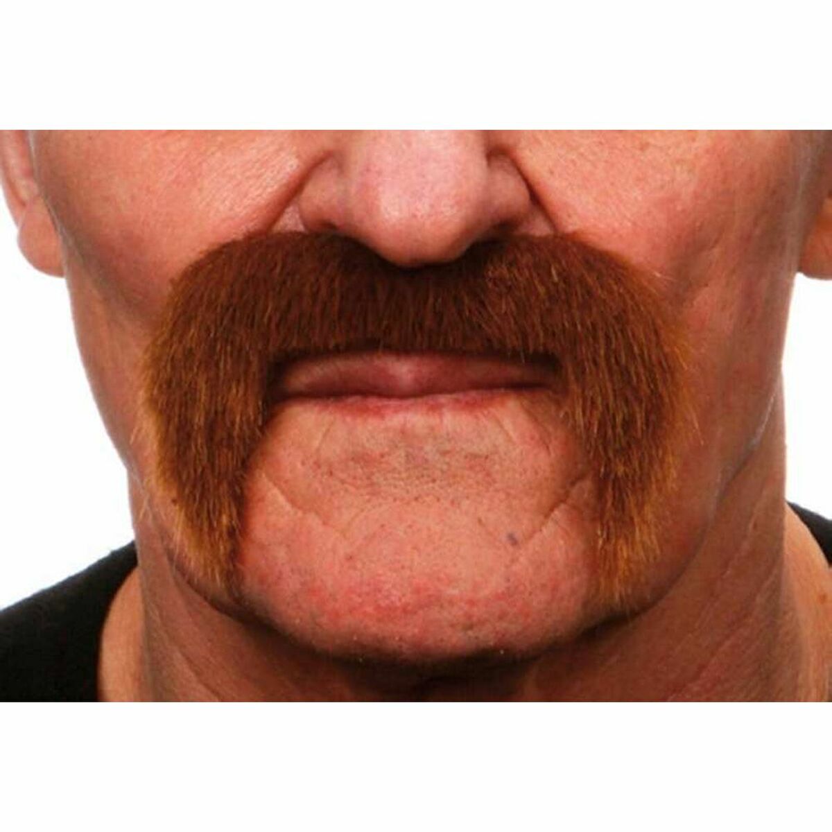 Närbild på en man som bär en stor, röd-orange mustasch som hänger ner vid sidorna.