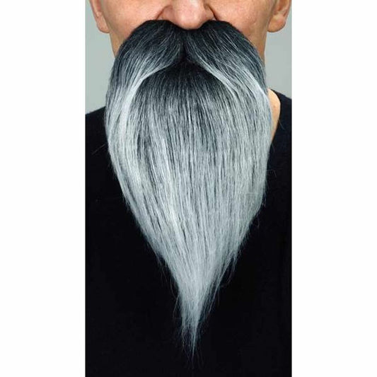 Närbild på ett långt, spetsigt lösskägg och mustasch i gråsvart färg.