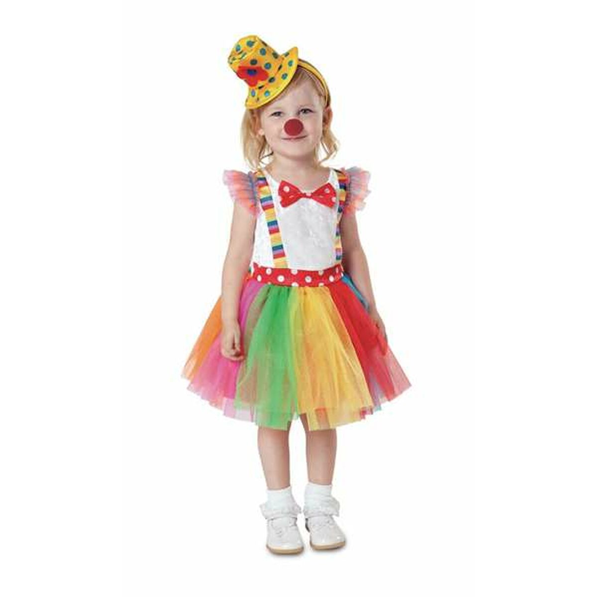 En liten flicka klädd i en glad clown-tyllklänning med regnbågsfärgad kjol, prickig hatt och röd näsa.