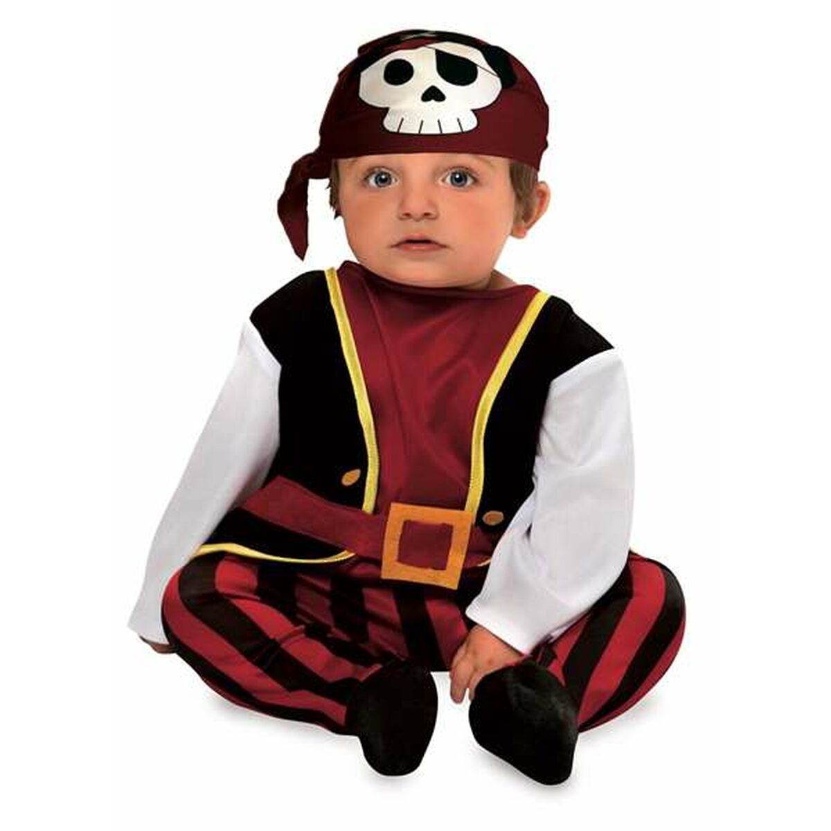 En bebis klädd i en svart och röd piratdräkt som sitter ner och tittar rakt in i kameran. Bebisen bär en bandana med dödskallemotiv.