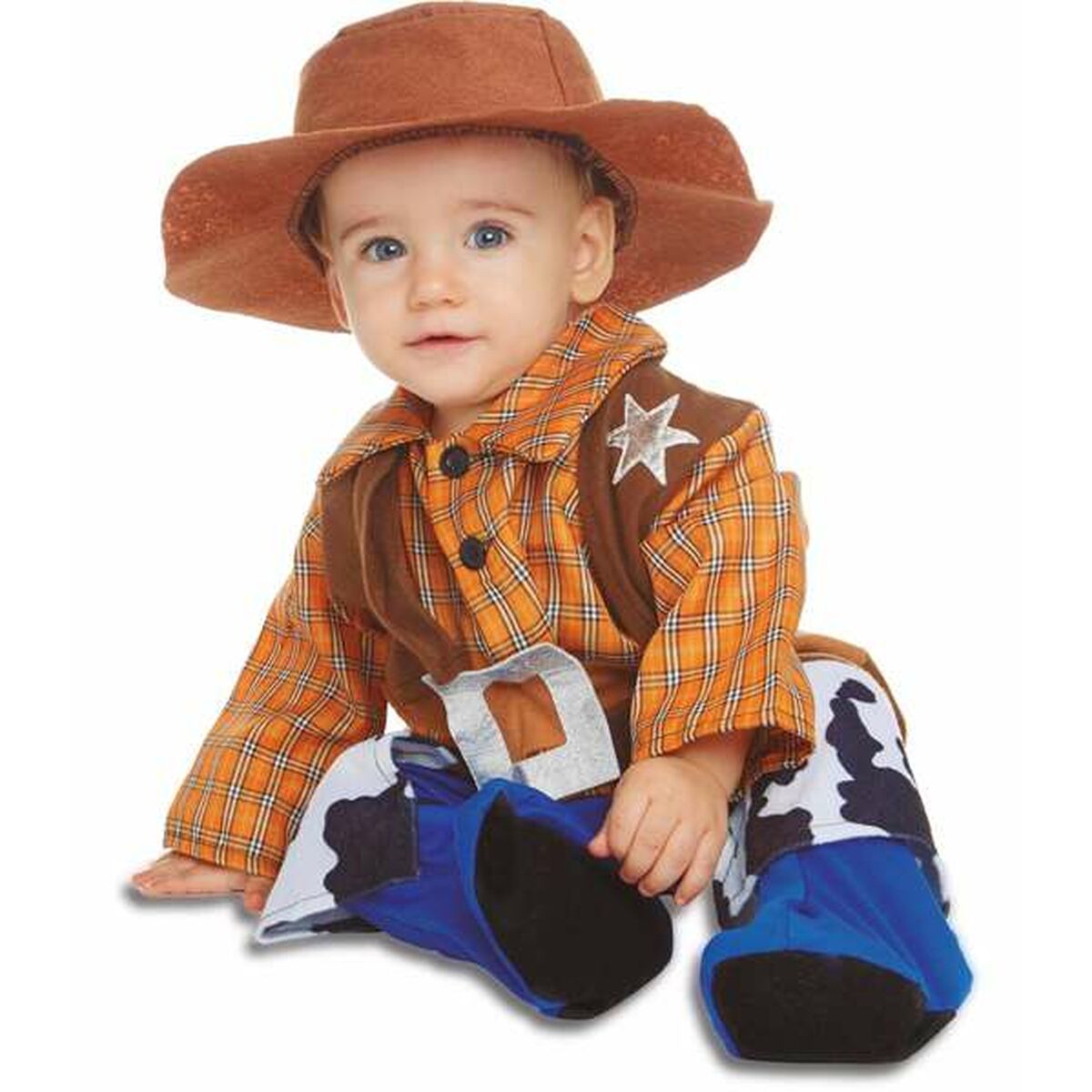 En bedårande bebis sitter ner och bär en komplett cowboymaskeraddräkt med orangerutig skjorta, brun väst med sheriffstjärna, cowboyhatt och blåa byxor med ko-mönstrade stöveltoppar.