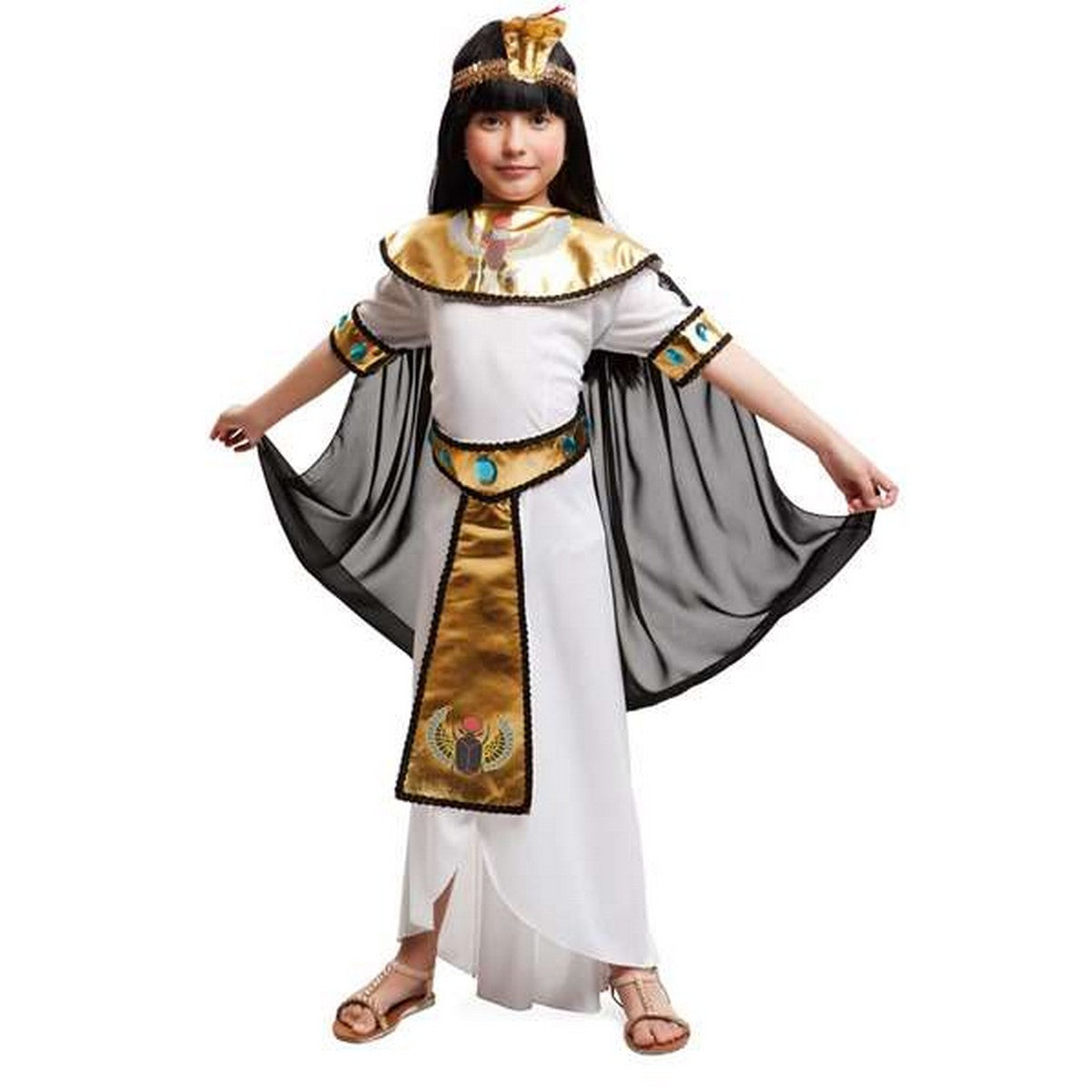 Ett barn poserar i en vit och guldfärgad egyptisk maskeraddräkt med svart, böljande cape och ett huvudband med en kobra på.